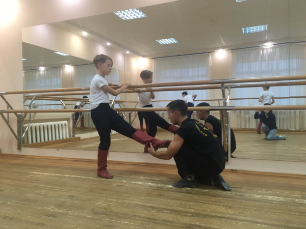 Для мальчиков хореографического отделения проходят мастер-классы по Народному танцу «Хлопушки, присядки и трюки».