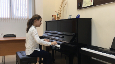 29 октября состоялся VII школьный конкурс пианистов «За занавесом» (по видеозаписям).