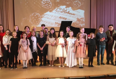 В канун новогодних праздников на фортепианном отделе состоялся концерт «Рождественские встречи».